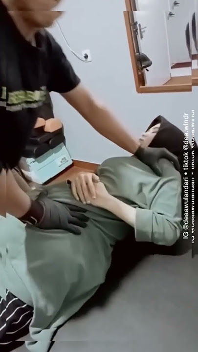 Terapi pijat kretek cewek mengatasi segala permasalahan tulang #pijatkretekkretek #shorts #massage