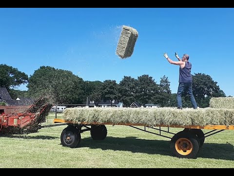 Toelating landinwaarts Feodaal Boer Gerrit vlogt | VLIEGENDE HOOIBALEN bij het hooien | Hooi persen -  YouTube