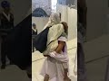 رجل يحمل امه على ظهره لأداء فريضة الحج