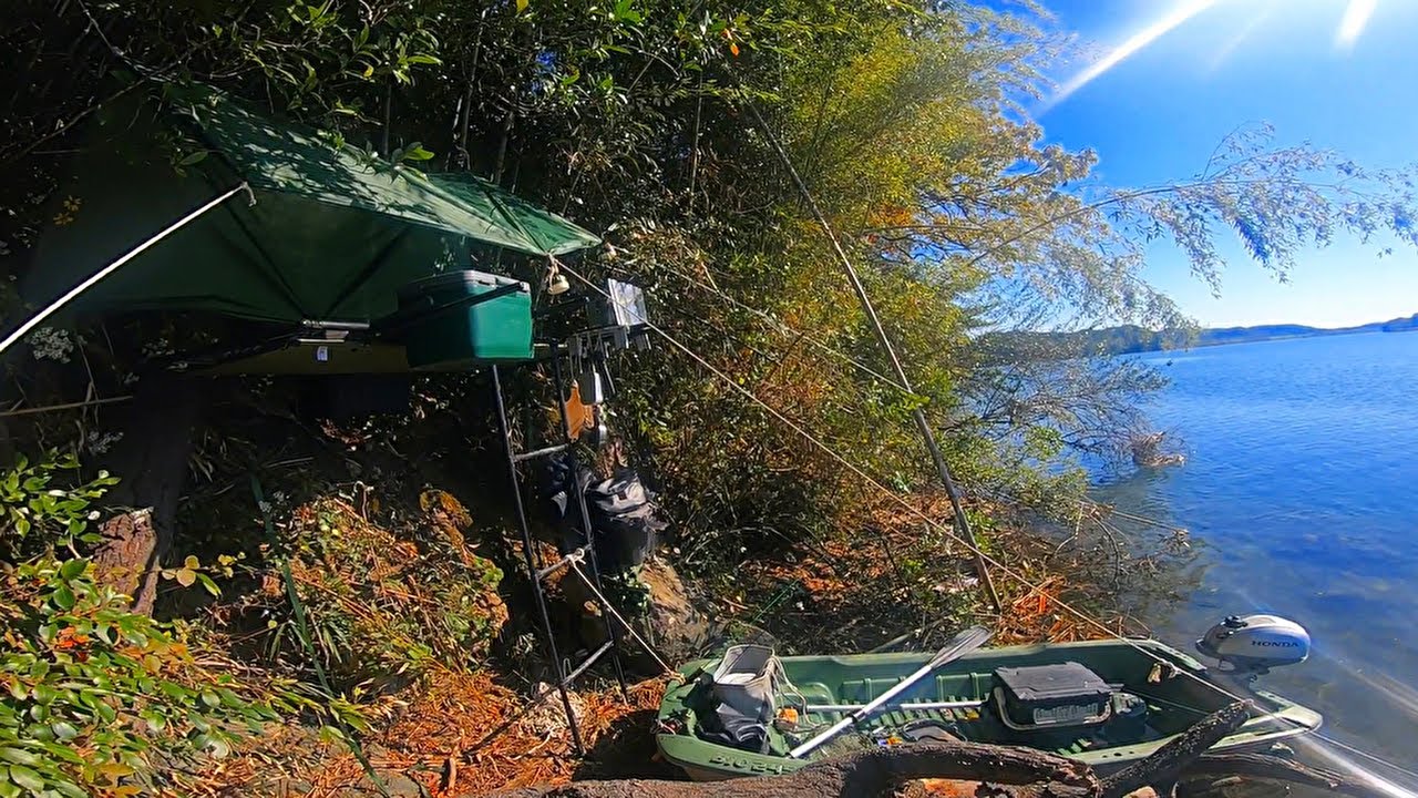 川で釣りをしながら旅して崖の下に秘密基地を作って泊まったよ！