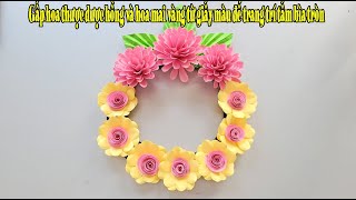 Gấp hoa thược dược hồng và hoa mai vàng từ giấy màu để trang trí tấm bìa tròn - Hai Ha Decor