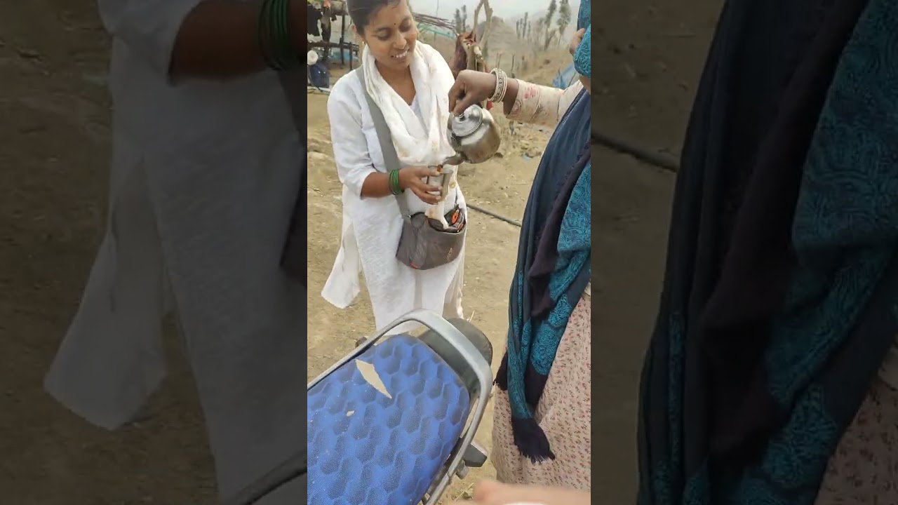 आदिवासी महिला ने चाय पिलाई उसके बाद नाव से CROSS करके लखनखिरी महाराज जी के दर्शन किए। नर्मदे हर 🙏