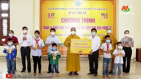 Trao tặng học bổng "Cùng em vượt khó tới trường"
