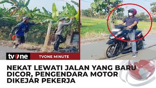 Aksi Pengendara Motor Nekat Terobos Jalan yang Baru Dicor | tvOne Minute