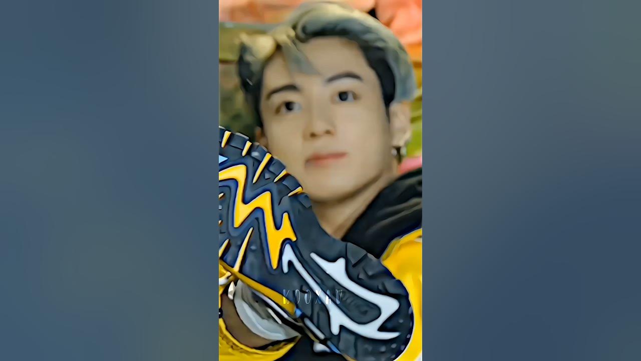 BTS Чонгук на мотоцикле