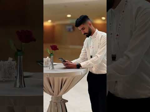 إسلام رجل بمعنى الكلمة صديق وأخ قاعد على الطاولة مركز حضوره يعكس قوة وروح الرجال