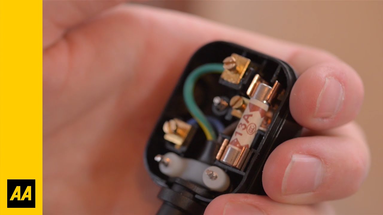 WarmToAutumn How to change a plug fuse with AA Home Engineer Ryan