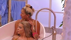 hq2 Www.katja Kommt.de Katja Krasavice Mit Katja in der Badewanne - die Blicke sind aber woanders | Tag 7 | Promi Big Brother | SAT.1