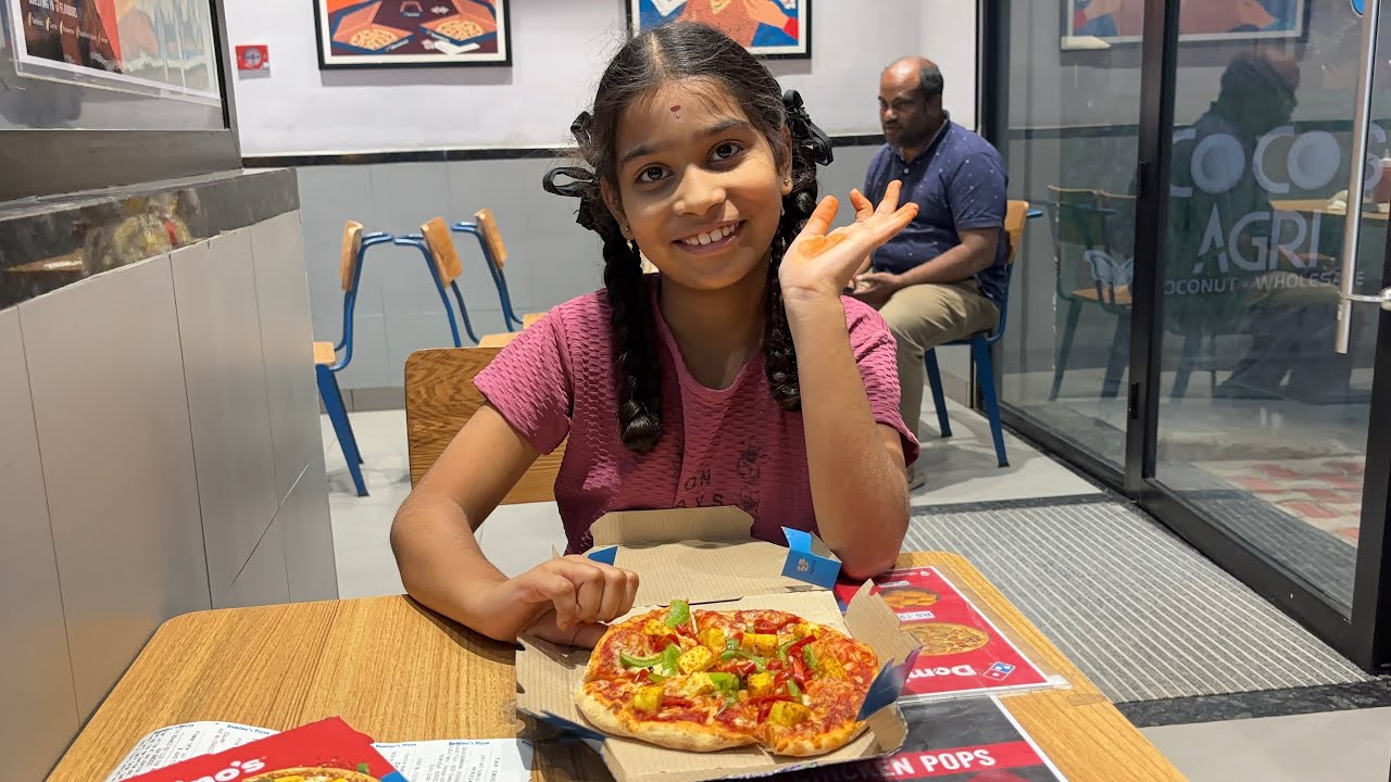 DOMINOS PIZZ తింటున్న జానవి || gayathri వాళ్ల friend birthday కి వేలింది || pizza అంటే full ఇష్టం 
