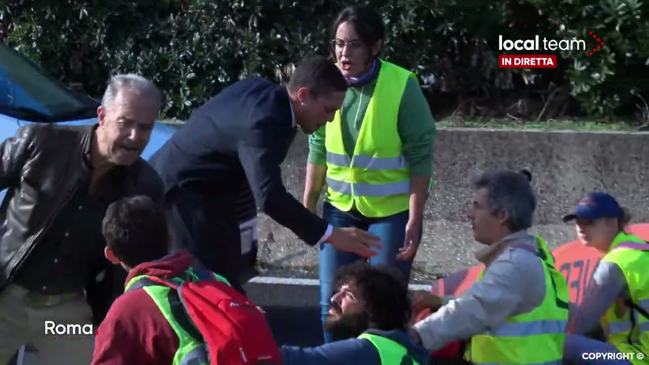 LIVE Roma, attivisti di Ultima Generazione bloccano la strada per protesta: diretta video