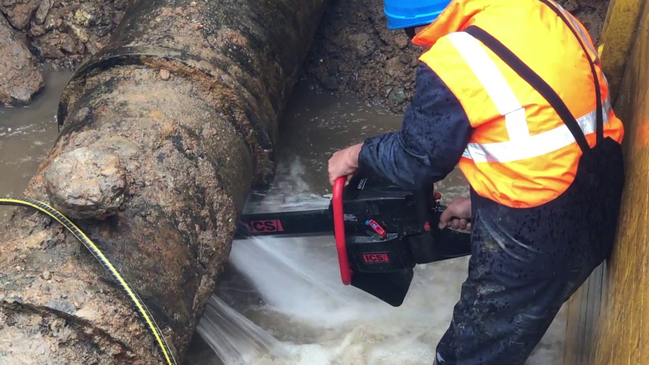 Ukázka použití řetězové pily ICS 695XL PG při řezání litinového potrubí.
