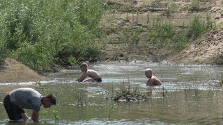 ПАЦАНЫ МЕНЯ ОБЛОВИЛИ! Рыбалка РУКАМИ и на УДОЧКУ!