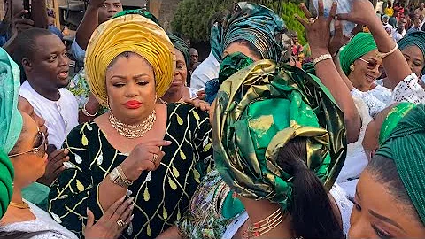 K1 DE ULTIMATE’S EX-WIFE FATHIA SHINE ON STAGE WITH SBLIVE AT K1 DE ULTIMATE LATE MOTHER BURIAL