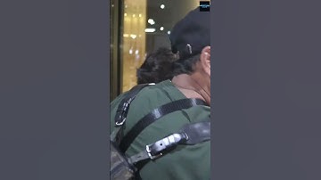 Shahrukh Khan RUDE Behavior With Fan With Rose At Mumbai Airport