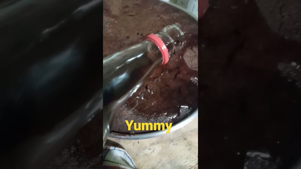 Soaking fruit cake with wine