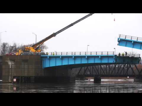 Liberty Bridge closed for center lock removal