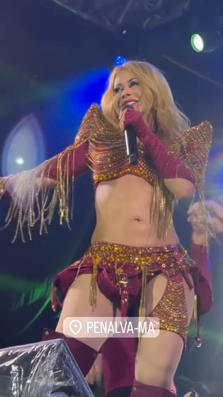 Joelma usando novo figurino