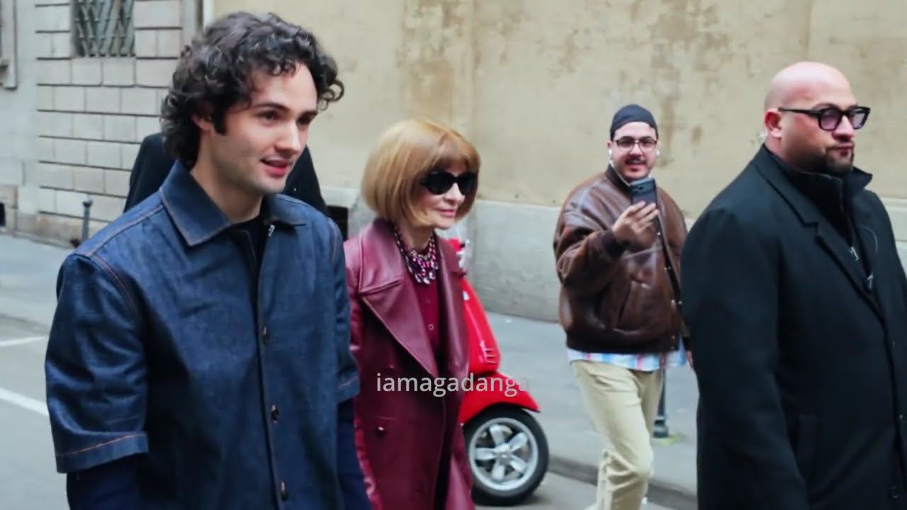 Анна Винтур покидает показ женской коллекции Giorgio Armani осень-зима 2026 в Милане.