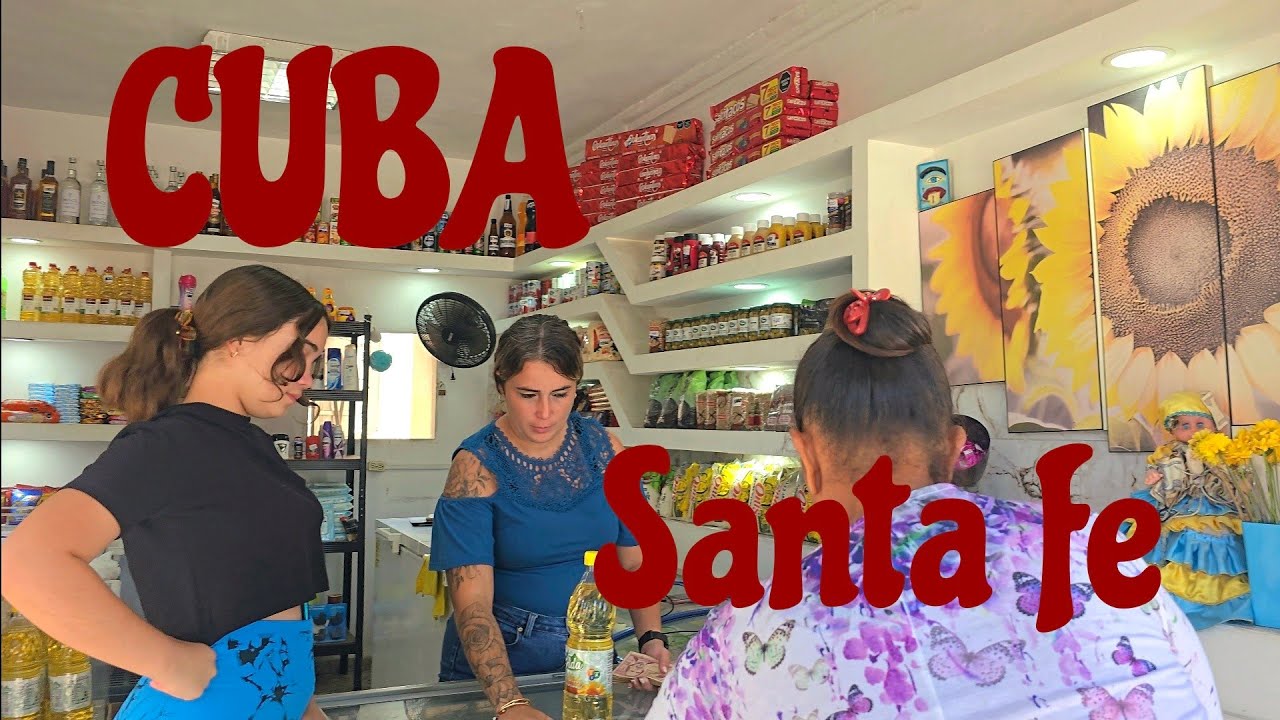 Caminando ,Santa fe, en Guanabacoa. La Habana Cuba 