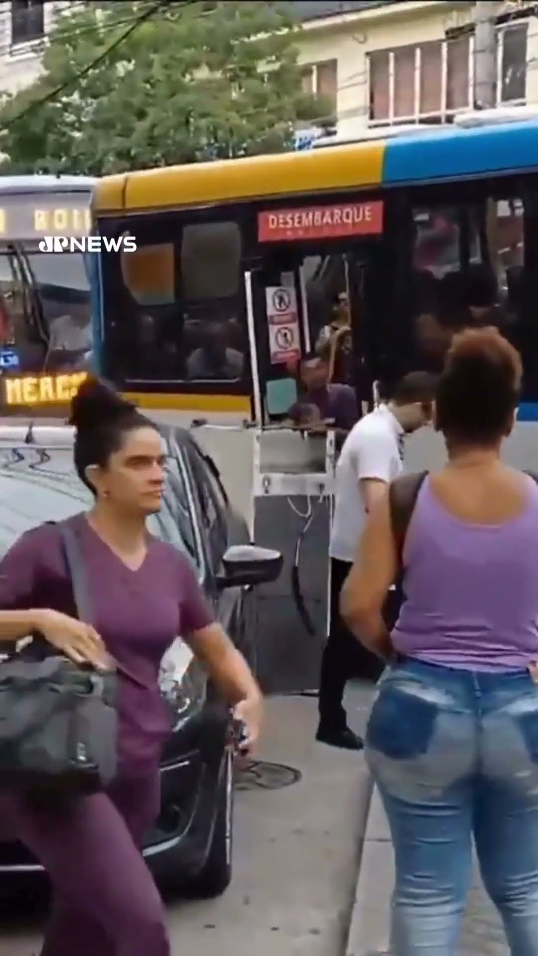 Homem tenta embarcar com geladeira em ônibus lotado no RJ #shorts