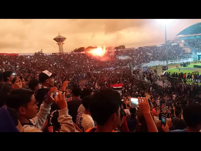 Merinding  Seluruh suporter di stadion menyanyikan lagu SALAM SATU JIWA  class=