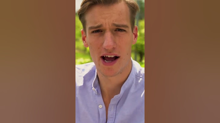Pieter laat zien hoe je een croissant eet op de Franse manier 🥐 ⁠ #shorts #vakantiehonk #NPOZapp