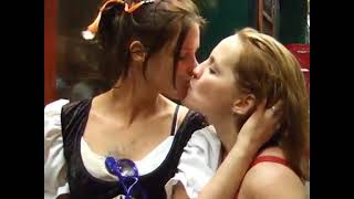 Beso entre chicas 9