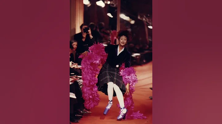 |Naomi Campbell falls at Vivienne Westwood 1993| credits: @opulentstylings - DayDayNews