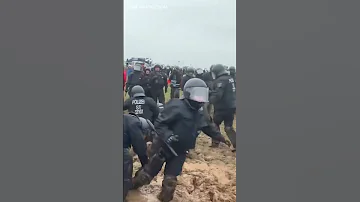 Немецкие полицейские извалялись в грязи, чтобы задержать Грету Тунберг