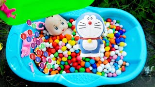 Doraemon Bayi Mandi Permen. Mencari Bola Telur Suprise Di Kolam. Baby Doll Bathing. حمام دمية طفل