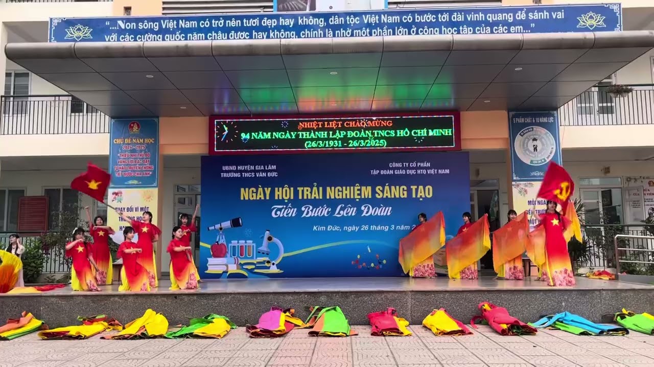 Múa hát: Viết tiếp câu chuyện hoà bình - Hs K8 Trường THCS Văn Đức biểu diên.