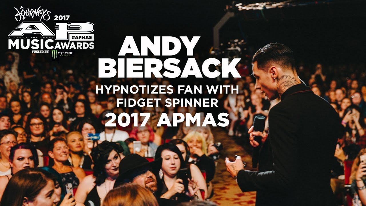 andy black età APMAs 2017: ANDY BIERSACK hypnotizes a guy from Cleveland with a fidget spinner
