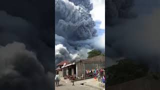 FLASH   Le volcan du mont Sinabung à Sumatra en Indonésie est entré en éruption.