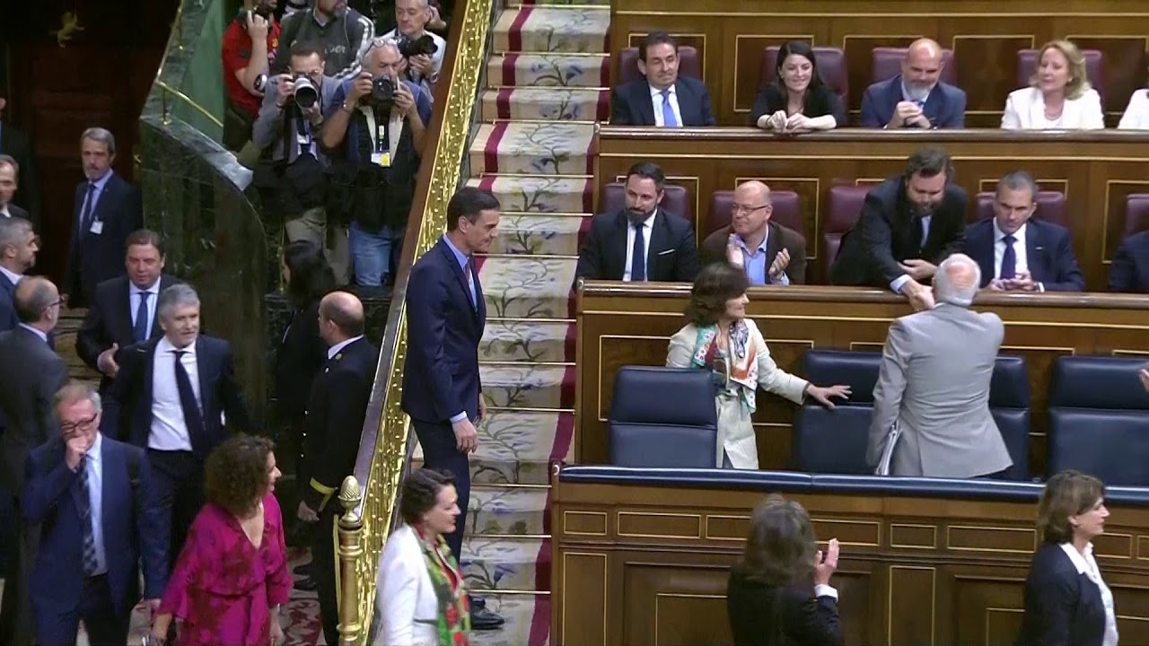 Pedro Sánchez saluda a Abascal, sentado en la bancada del PSOE