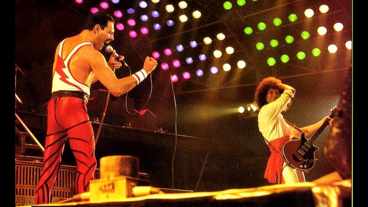Группа квин песни фредди. Фредди Меркьюри на сцене. Фредди Меркьюри show must go on концерт. Ибица Меркьюри 1987. Queen Band Wembley.
