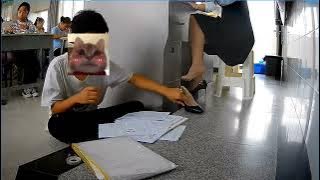 老师的臭高跟掉了，帮忙捡一下 放学奖励你丝袜 #foot #老师 #教室 #高跟鞋 #丝袜 #挑鞋