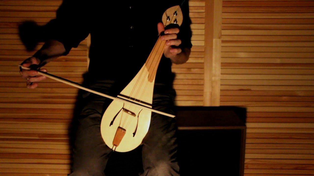 Испанская скрипка. Ребек струнный музыкальный инструмент. Ребек струнный смычковый инструмент. Гудок Смык.