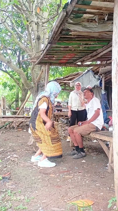 Banci ngamuk lagi joget, kakinya di sengkat sampai jatuh #videolucukocak #komedingakak #videoshorts