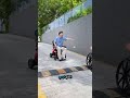 أهدى هذا الرجل والدته كرسي ا متحرك ا جديد ا لكنها رفضت قبوله فيديو قصير 