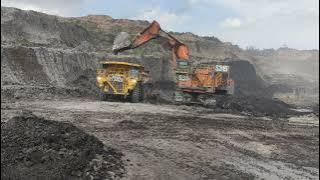 Big digger Hitachi 3600 loading Komatsu 1500 new machine 