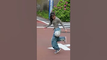 Tưởng bay người sút vô lê nhưng cô kẹp vào chân tâng bóng điệu nghệ nha