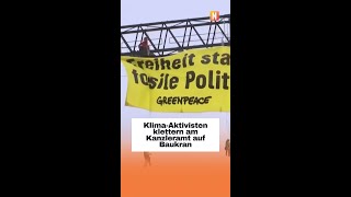 Klima-Aktivisten klettern am Kanzleramt auf Baukran