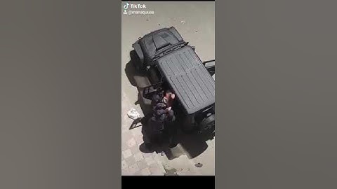 L’arrestation musclée d’un homme, en bas de son immeuble à Bakou