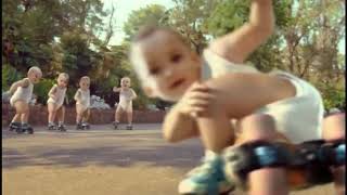 Реклама воды Evian — Дети на роликах
