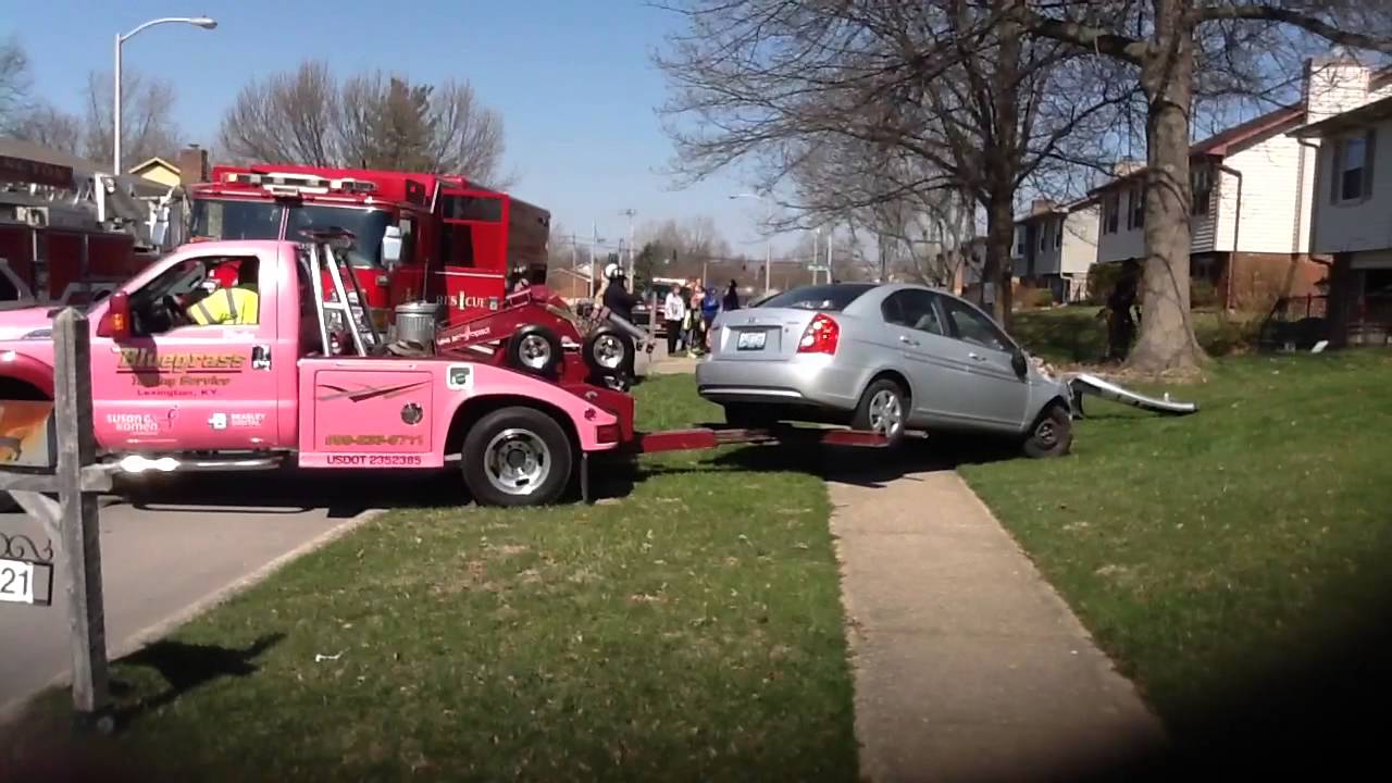 Tow truck removes car from Lexington house - YouTube