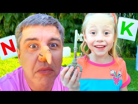 Nastya ve baba İngilizce Alfabesini öğreniyor