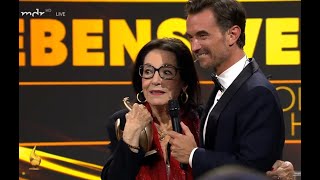 Nana Mouskouri erhält die Goldene Henne für ihr Lebenswerk (07.10.2022)