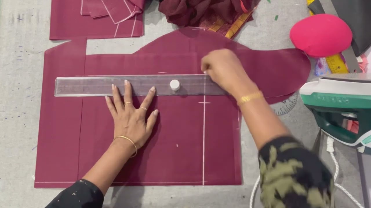 ನಾರ್ಮಲ್ ಬ್ಲೌಸ್ ಅಳತೆ ಗೆ ಕೊಟ್ಟು back boat neck ಫ್ರಂಟ್ ನಾರ್ಮಲ್ stitch ಮಾಡಿ  ಅಂದ್ರೆ ಕಟಿಂಗ್ ಈ ರೀತಿ ಮಾಡಿ