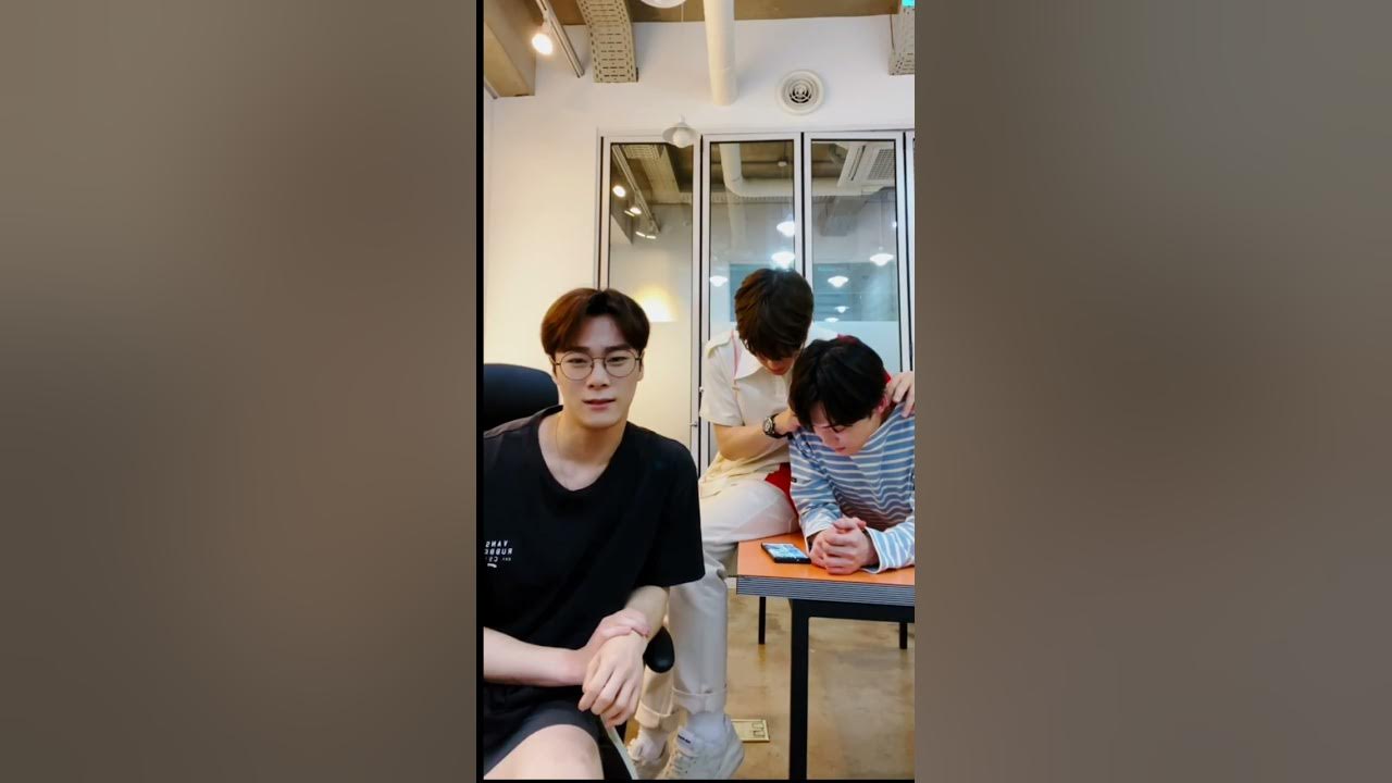 타고난 문빈 허벅지 근육 [육상선수 아버지, 씨름선수 고모 유전자] Moonbin [Eng Sub] - Youtube