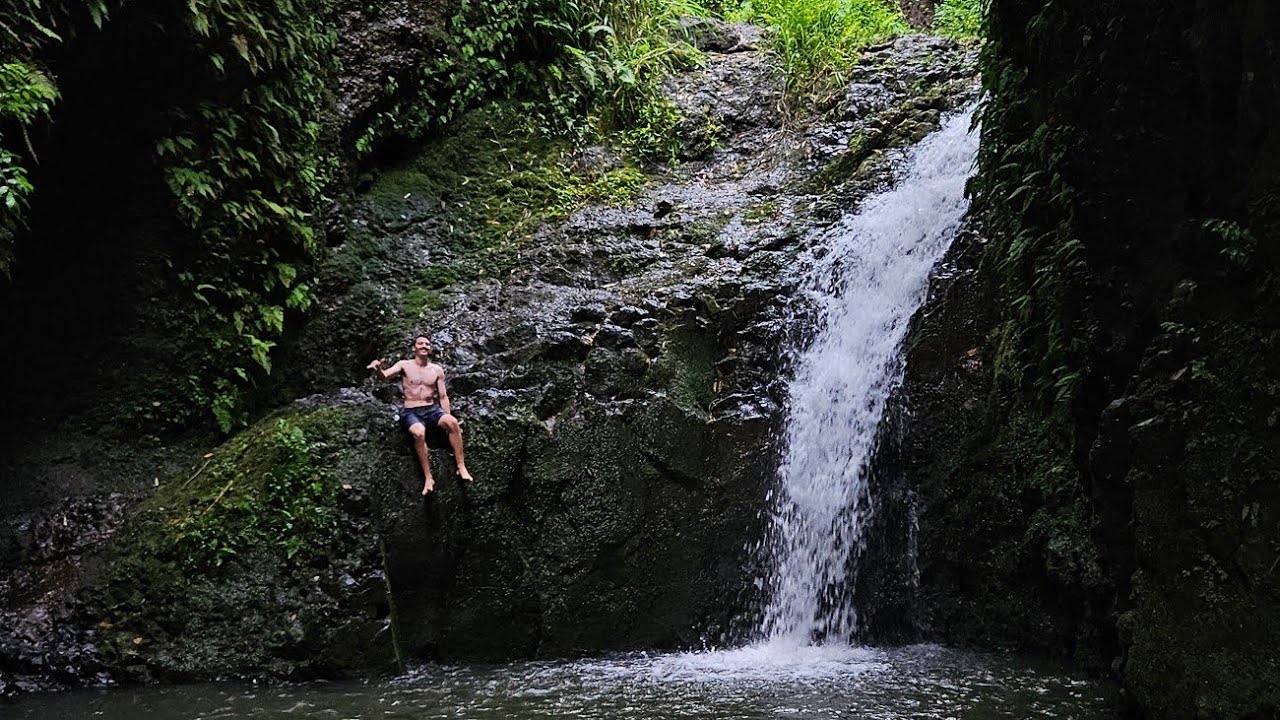 MAUNAWILI FALLS HIKE IN HAWAII VLOG - YouTube
